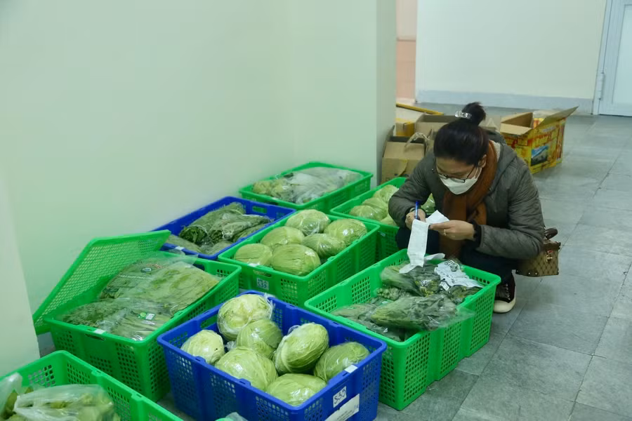 "Đi chợ giúp bạn" - một chương trình hỗ trợ sinh viên khó khăn nhiễm Covid-19 tại Trường Đại học Mở Hà Nội.