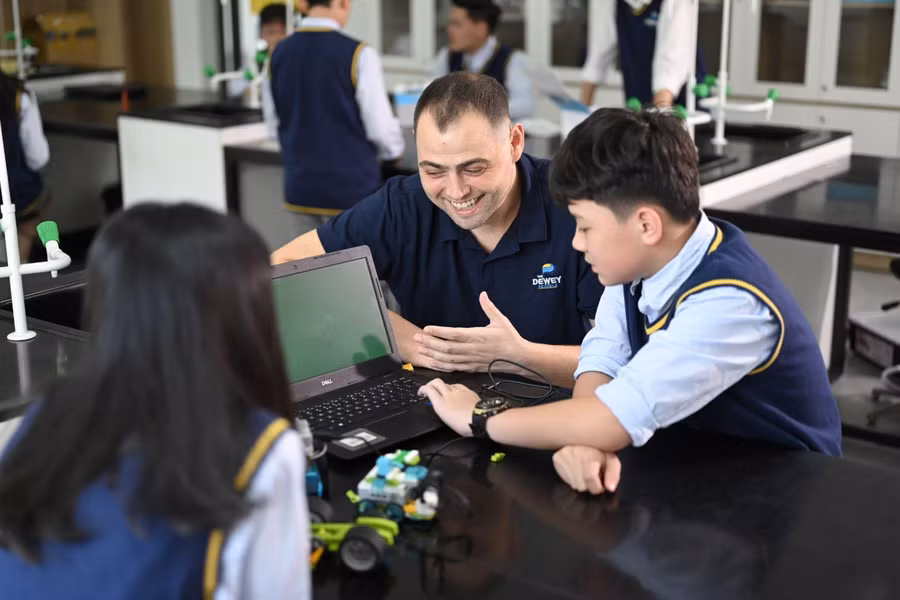 The Dewey Schools đã đưa nội dung học về an toàn trên không gian mạng đến cho học sinh để phòng tránh các mối nguy hiểm trên mạng.
