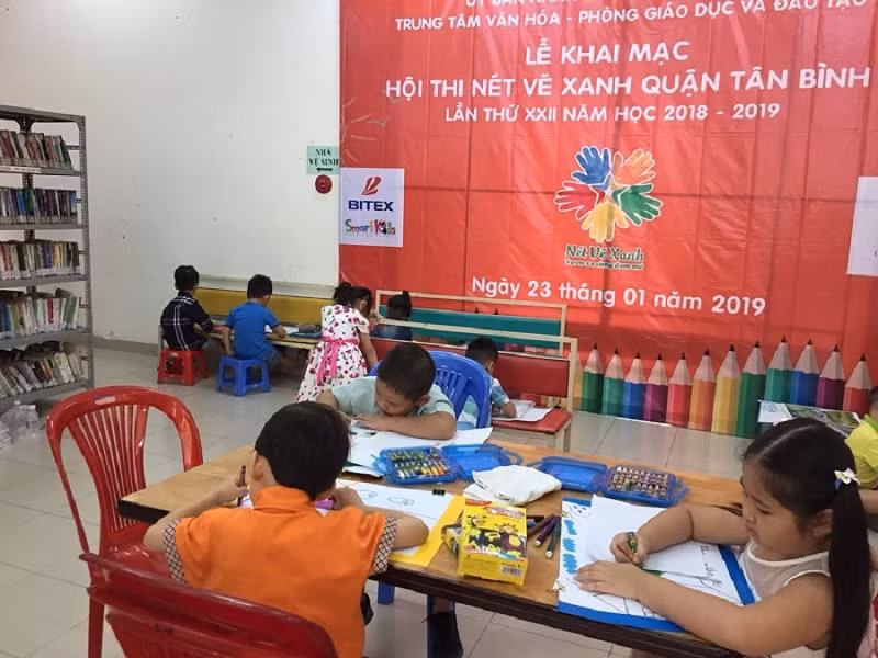 Các em nhỏ mỗi em lựa chọn một chủ đề