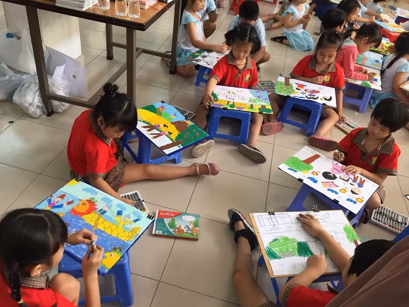 Các em nhỏ chăm chú cho bức vẽ của mình 