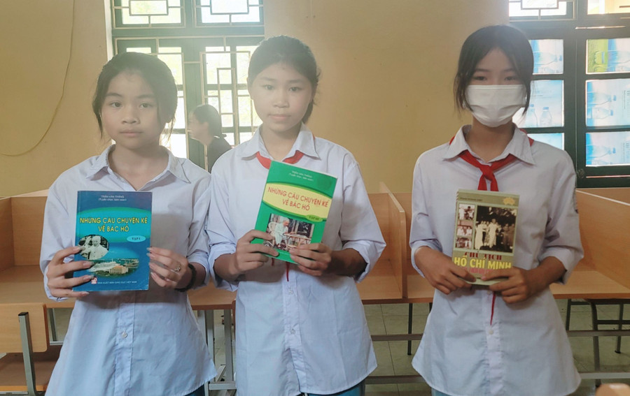 Học sinh Trường THCS Hưng Đạo, huyện Tiên Lữ, tỉnh Hưng Yên đọc sách về Bác Hồ. Ảnh: NTCC Học sinh Trường THCS Hưng Đạo, huyện Tiên Lữ, tỉnh Hưng Yên đọc sách về Bác Hồ. Ảnh: NTCC
