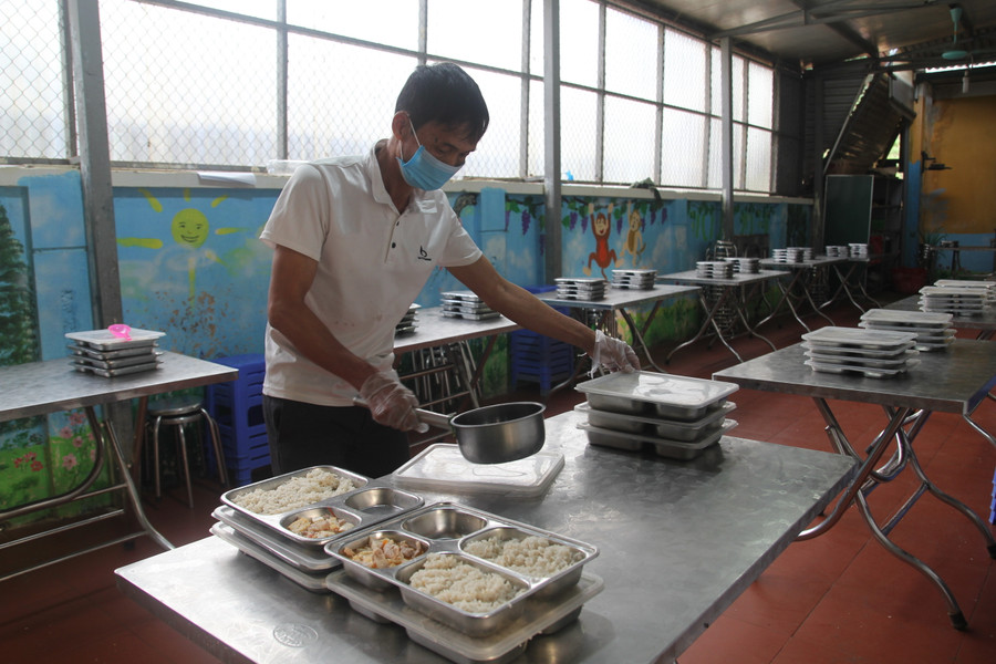 Chuẩn bị bữa ăn cho học sinh bán trú Trường Tiểu học Đoàn Kết, xã Ma Ly Pho, huyện Phong Thổ. Chuẩn bị bữa ăn cho học sinh bán trú Trường Tiểu học Đoàn Kết, xã Ma Ly Pho, huyện Phong Thổ.