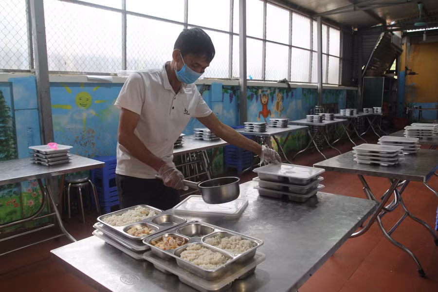 Chuẩn bị bữa ăn cho học sinh bán trú Trường Tiểu học Đoàn Kết, xã Ma Ly Pho, huyện Phong Thổ.