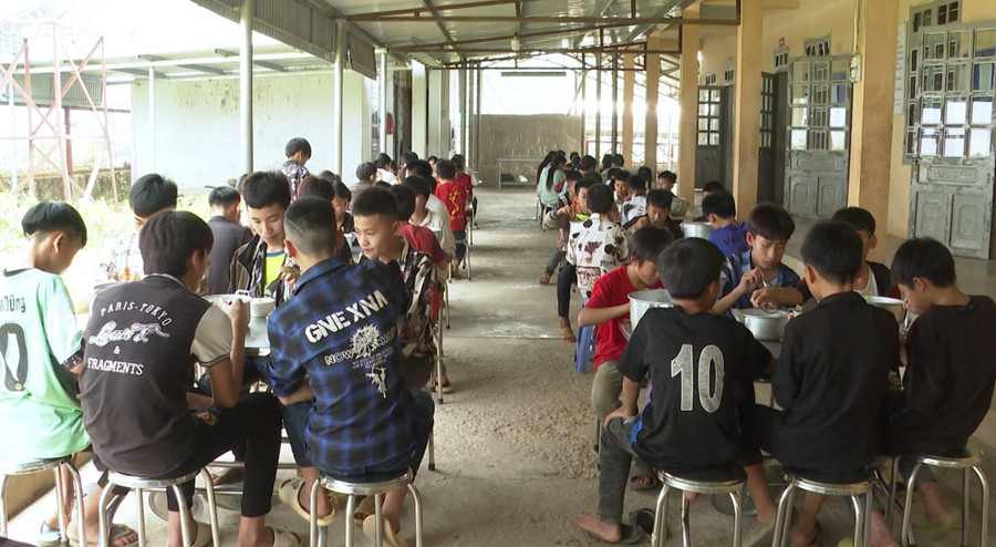Bữa cơm bán trú của học sinh Trường THCS Bản Bo, huyện Tam Đường. Bữa cơm bán trú của học sinh Trường THCS Bản Bo, huyện Tam Đường.