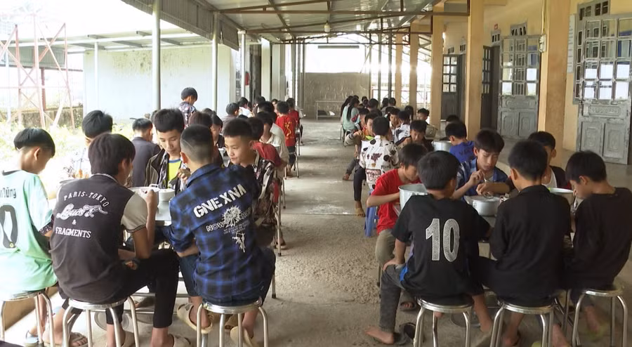 Bữa cơm bán trú của học sinh Trường THCS Bản Bo, huyện Tam Đường.