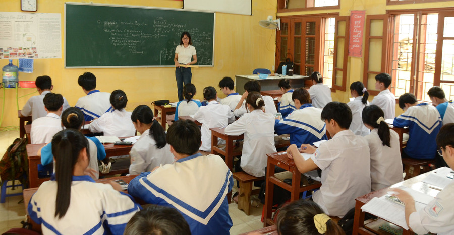 Một giờ ôn tập của cô giáo Trần Thị Hoa và học sinh. Một giờ ôn tập của cô giáo Trần Thị Hoa và học sinh.