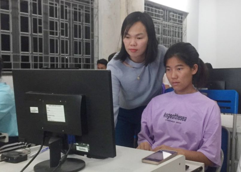 Cô giáo Bùi Thị Thanh Huyền, Trường PTDTNT Ka Lăng hỗ trợ học sinh đăng ký thi trực tuyến. Cô giáo Bùi Thị Thanh Huyền, Trường PTDTNT Ka Lăng hỗ trợ học sinh đăng ký thi trực tuyến.