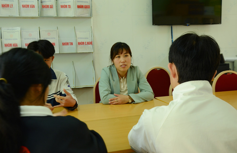 Cô giáo Lò Thanh Mùi trò chuyện, tìm hiểu tâm tư của học sinh lớp chủ nhiệm. Cô giáo Lò Thanh Mùi trò chuyện, tìm hiểu tâm tư của học sinh lớp chủ nhiệm.