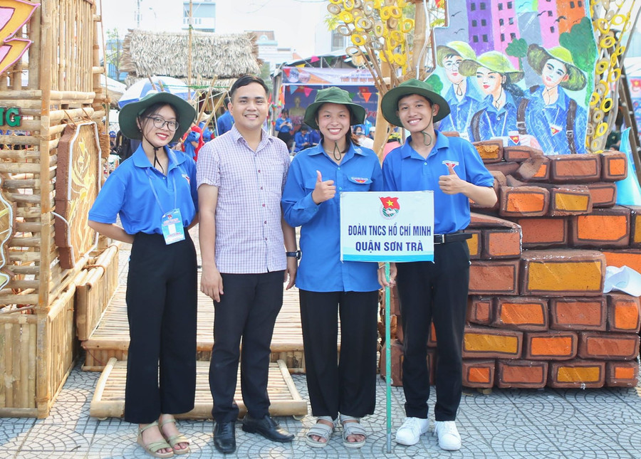 Thầy Lê Mạnh Tấn – Bí thư Đoàn trường Trường THPT Hoàng Hoa Thám (thứ hai từ trái sang). Thầy Lê Mạnh Tấn – Bí thư Đoàn trường Trường THPT Hoàng Hoa Thám (thứ hai từ trái sang).