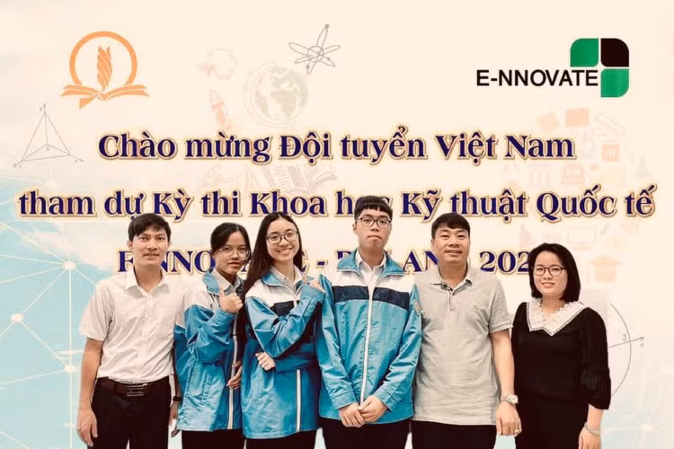 Nhóm HS nghiên cứu và các thầy cô hướng dẫn Trường THPT chuyên Lào Cai. Ảnh: NTCC
