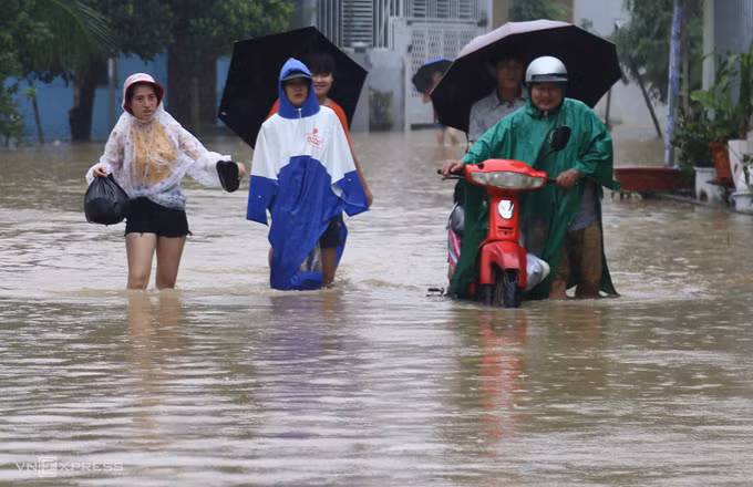 Người dân Nha Trang di tản khỏi khu vực ngập. Ảnh: Xuân Ngọc.