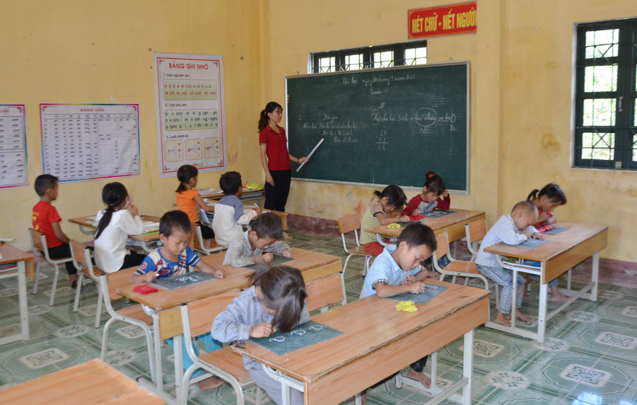 Lớp ghép 1 + 2 tại điểm Tin Lán, Trường Tiểu học Núa Nam, huyện Điện Biên. Lớp ghép 1 + 2 tại điểm Tin Lán, Trường Tiểu học Núa Nam, huyện Điện Biên.