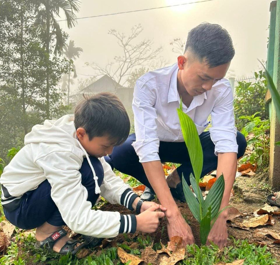 Thầy và trò Trường Phổ thông Dân tộc Bán trú Tiểu học Trà Tập (Nam Trà My, Quảng Nam) tham gia Tết trồng cây tạo cảnh quan trường học.