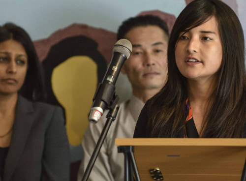 Phi Nguyen,Văn phòng tư vấn pháp lý người Mỹ gốc Á, đang trả lời truyền thông trong một cuộc họp báo liên quan tới vụkhởi kiện chính quyền Mỹ giam giữ vô thời hạn người nhập cư Việt Nam. Ảnh: Firenews.