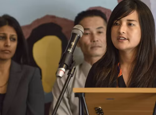 Phi Nguyen,Văn phòng tư vấn pháp lý người Mỹ gốc Á, đang trả lời truyền thông trong một cuộc họp báo liên quan tới vụkhởi kiện chính quyền Mỹ giam giữ vô thời hạn người nhập cư Việt Nam. Ảnh: Firenews.