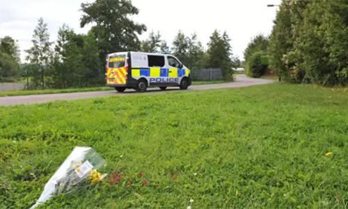 Xe cảnh sát và hoa tại hiện trường nơi thi thể Quyen Ngoc Nguyen được tìm thấy. Ảnh: Blackpool Gazette