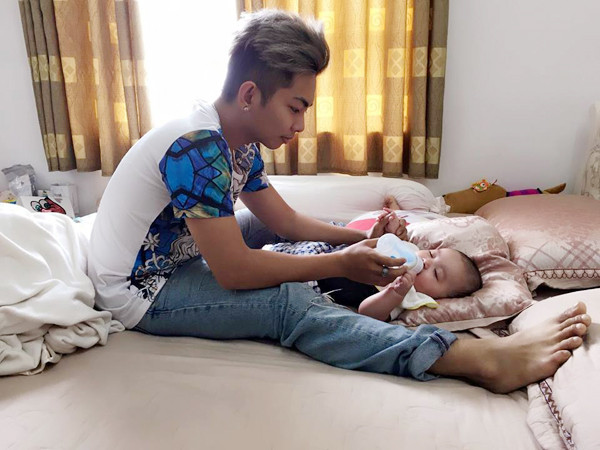 Kiện tướng dance sport tiết lộ, anh không biết mình yêu cô giáo từ khi nào. Với anh, Khánh Thi như thỏi nam châm có sức thu hút lớn khiến anh không thể nào rời xa. phan-hien-toi-no-khanh-thi-ca-doi-1