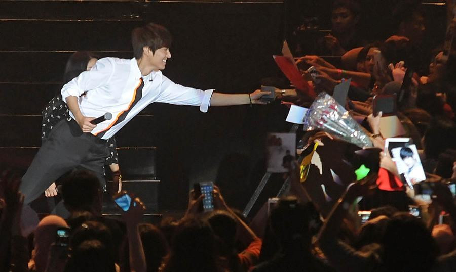 Lee Min Ho bán hết 3.000 vé xem talk-show chỉ trong một phút hình ảnh 2 lee min ho ban het 3.000 ve xem talk-show chi trong mot phut hinh anh 2