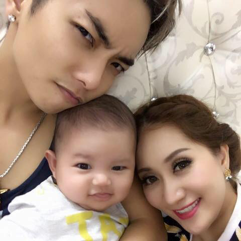 Trải qua khoảng thời gian khó khăn khi chuyện tình cảm cô - trò bị dư luận bàn tán, Phan Hiển - Khánh Thi đã có được giây phút bình yên bên con trai bé bỏng. phan-hien-toi-no-khanh-thi-ca-doi