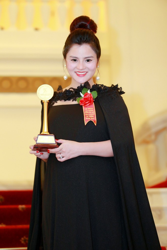 Vũ Thu Phương tái xuất sau sự cố đứt gân tay