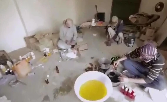 Công nhân chế biến thuốc giả ở Pakistan. Ảnh: CNN
