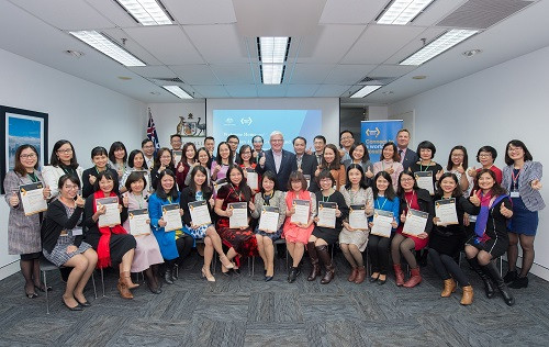 Đại sứ Craig Chittick chúc mừng cựu SV Australia hoàn thành xuất sắc dự án của mình dưới sự hỗ trợ của Quỹ Hỗ trợ cựu SV Australia năm 2017. Đại sứ Craig Chittick chúc mừng cựu SV Australia hoàn thành xuất sắc dự án của mình dưới sự hỗ trợ của Quỹ Hỗ trợ cựu SV Australia năm 2017.