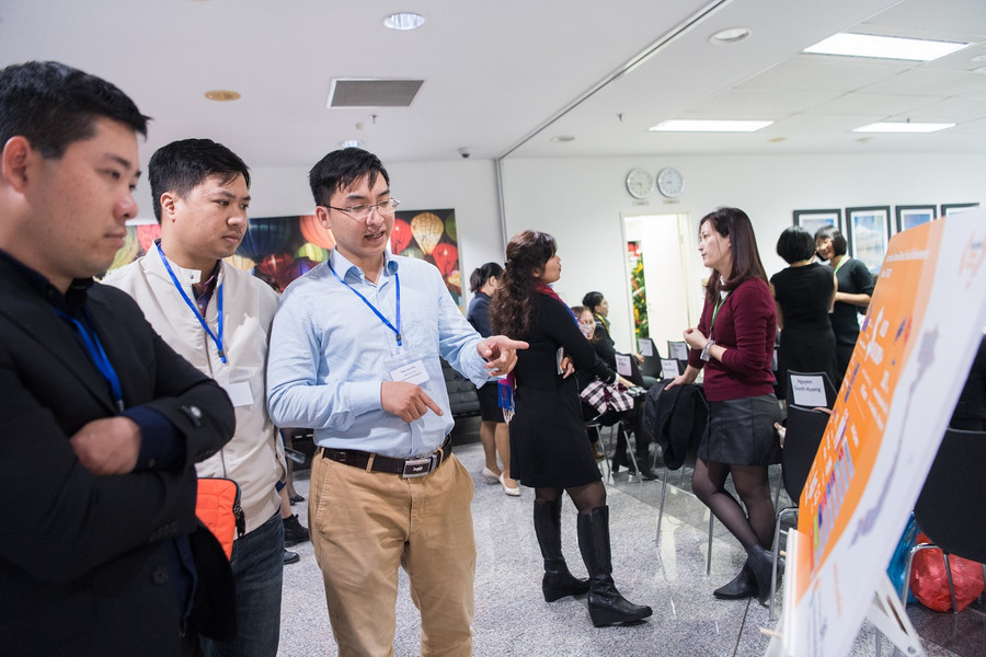 Các cựu SV trao đổi tại buổi lễ Các cựu SV trao đổi tại buổi lễ