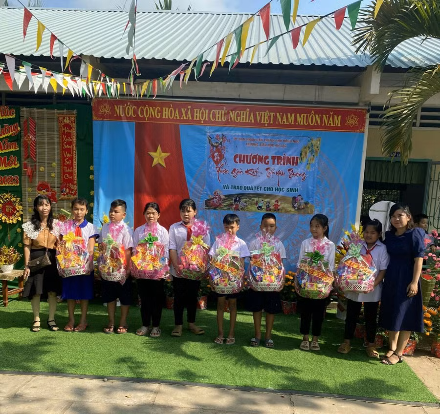 Học sinh hoàn cảnh khó khăn TP Hồng Ngự (Đồng Tháp) được tặng quà Tết.