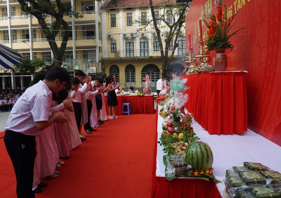 Học sinh Trường THPT Chuyên Trần Đại Nghĩa dâng hương và các mâm lễ lên bàn thờ Quốc tổ Hùng Vương.