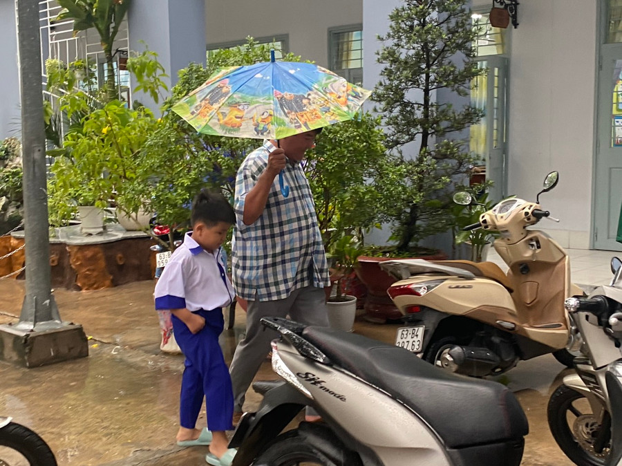 Phụ huynh, học sinh tại TP Mỹ Tho đến trường từ rất sớm. Phụ huynh, học sinh tại TP Mỹ Tho đến trường từ rất sớm.