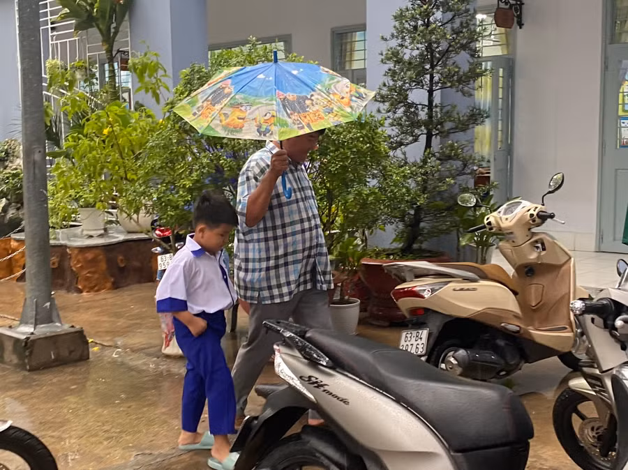 Phụ huynh, học sinh tại TP Mỹ Tho đến trường từ rất sớm.