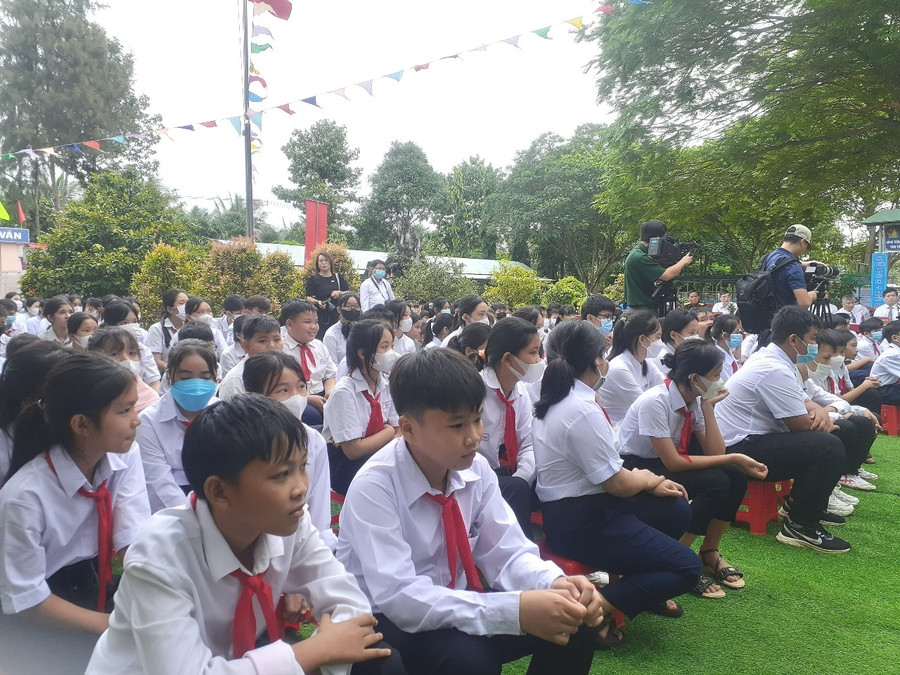 Không khí khai giảng tại Trường THCS Tân Phú. Không khí khai giảng tại Trường THCS Tân Phú.