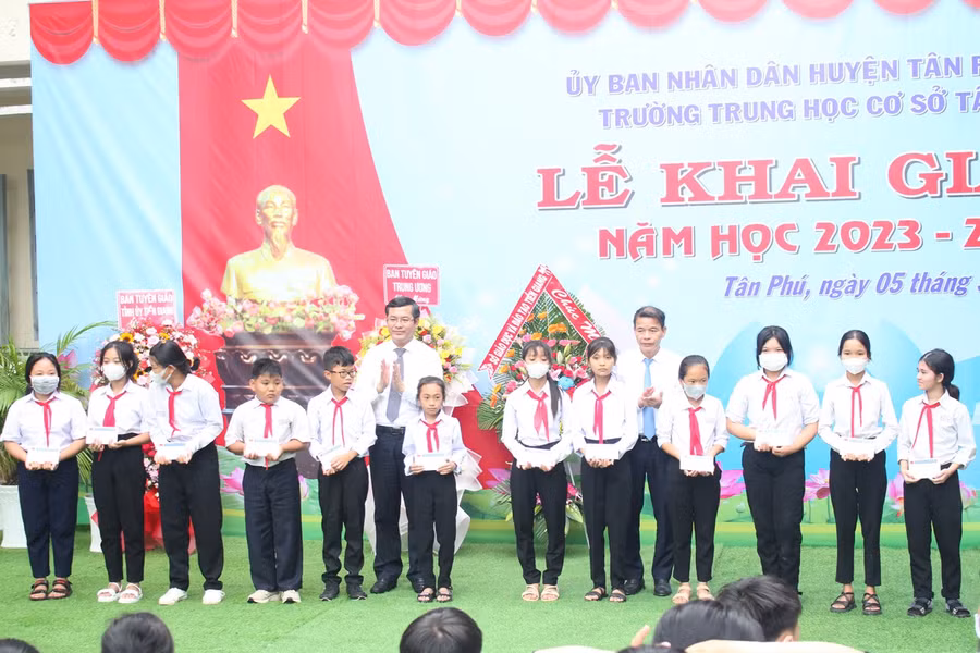 Thứ trưởng Bộ GD&ĐT Nguyễn Văn Phúc (trái) và đại biểu trao học bổng cho học sinh.