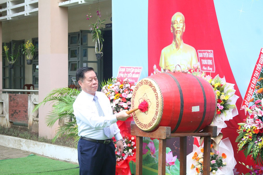 Trưởng Ban Tuyên giáo Trung ương Nguyễn Trọng Nghĩa đánh trống khai giảng.