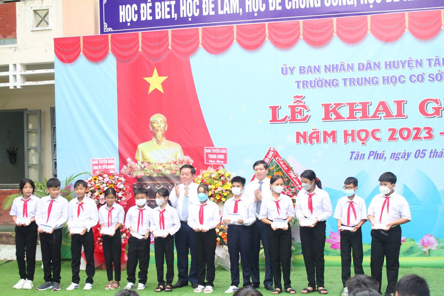 Trưởng Ban Tuyên giáo Trung ương Nguyễn Trọng Nghĩa trao học bổng cho học sinh.