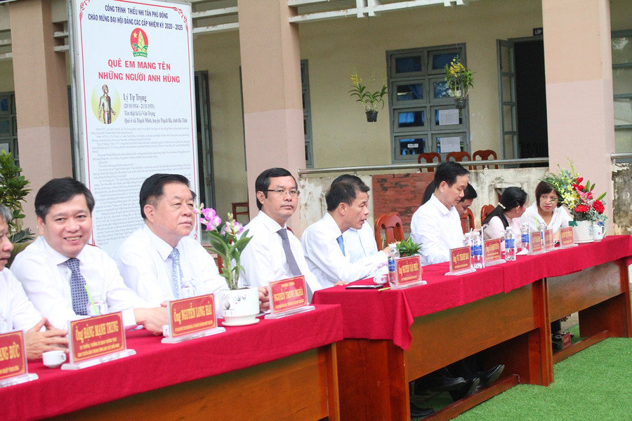 Trưởng Ban Tuyên giáo Trung ương Nguyễn Trọng Nghĩa dự lễ khai giảng tại Trường THCS Tân Phú, huyện Tân Phú Đông, Tiền Giang. Trưởng Ban Tuyên giáo Trung ương Nguyễn Trọng Nghĩa dự lễ khai giảng tại Trường THCS Tân Phú, huyện Tân Phú Đông, Tiền Giang.