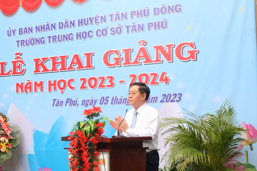 Trưởng Ban Tuyên giáo Trung ương Nguyễn Trọng Nghĩa phát biểu tại lễ khai giảng.