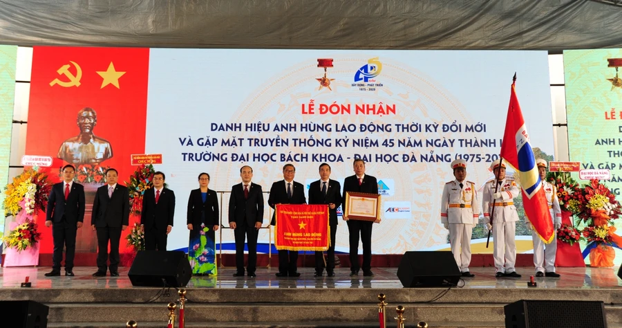 Đại diện lãnh đạo trường ĐH Bách khoa Đà Nẵng đón nhận danh hiệu Anh hùng lao động thời kỳ đổi mới.