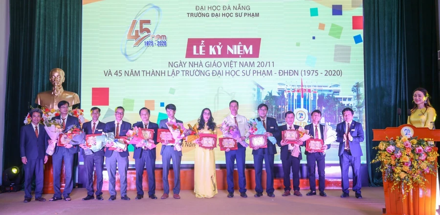 Ban giám hiệu trường ĐH Sư phạm-ĐH Đà Nẵng chúc mừng các tân tiến sĩ của nhà trường.