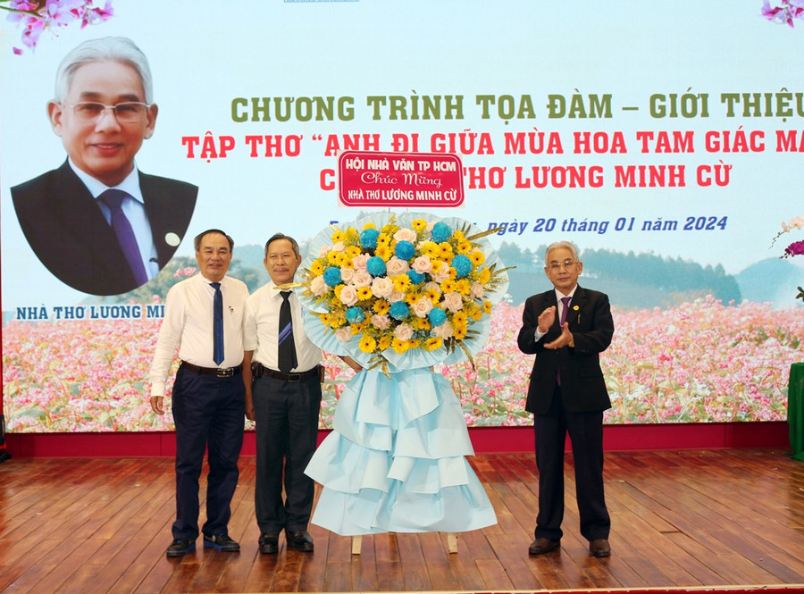 Đại diện Hội nhà văn TPHCM tặng hoa chúc mừng nhà thơ Lương Minh Cừ. Đại diện Hội nhà văn TPHCM tặng hoa chúc mừng nhà thơ Lương Minh Cừ.