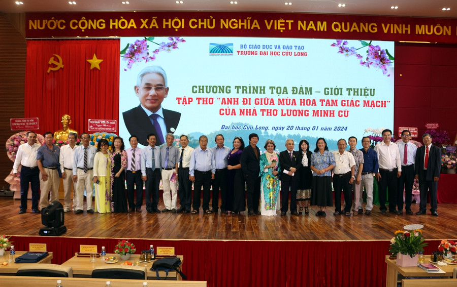 Dự buổi tọa đàm có đại diện Ban chấp hành Hội Nhà văn TPHCM cùng đông đảo văn nghệ sĩ. Dự buổi tọa đàm có đại diện Ban chấp hành Hội Nhà văn TPHCM cùng đông đảo văn nghệ sĩ.