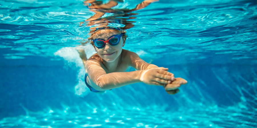 Với chứng sợ nước, cha mẹ cần kiên nhẫn và giúp trẻ vượt qua. Với chứng sợ nước, cha mẹ cần kiên nhẫn và giúp trẻ vượt qua.