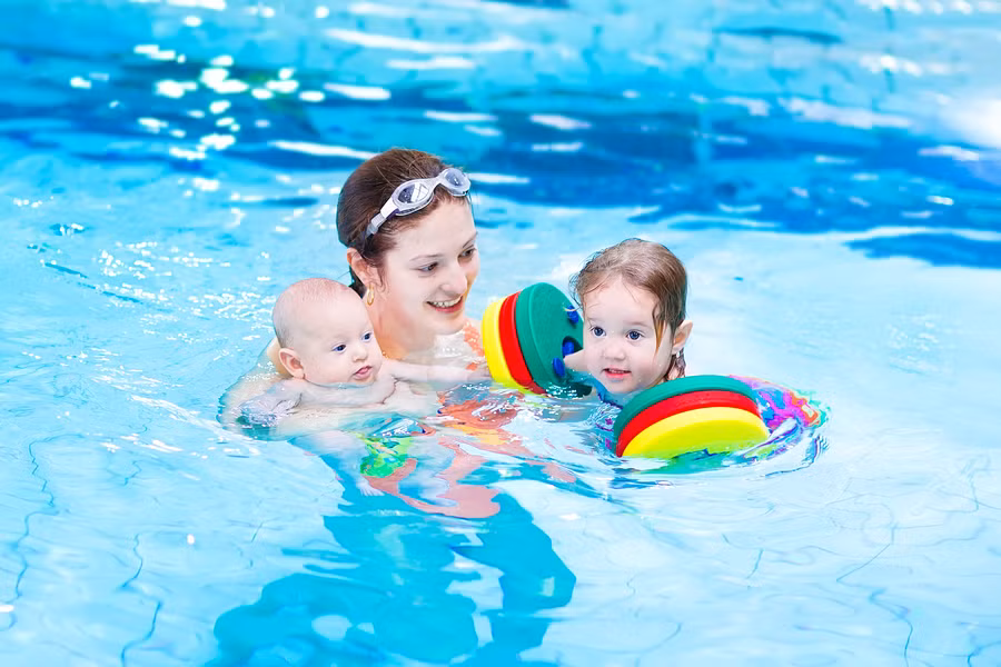 Cha mẹ có thể khiến trẻ bớt sợ nước bằng việc sử dụng kính bơi đầy màu sắc, phao có in hình nhân vật yêu thích của bé. 