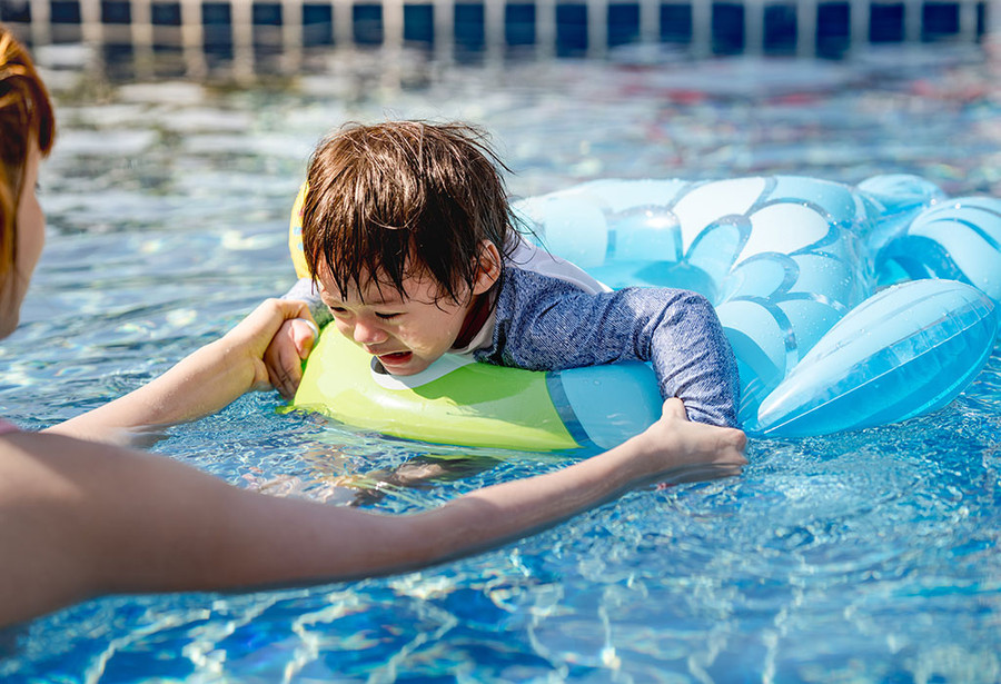 Học bơi là điều cần thiết cho tất cả trẻ em từ 4 tuổi trở lên. Học bơi là điều cần thiết cho tất cả trẻ em từ 4 tuổi trở lên.