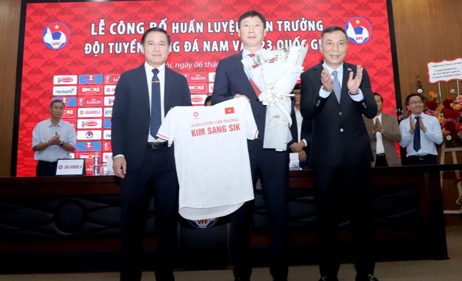 Ông Kim Sang Sik ra mắt cương vị huấn luyện viên trưởng đội tuyển Việt Nam chiều 6/5. Ảnh: VFF