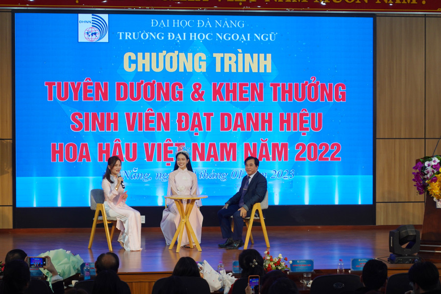 Hoa hậu Huỳnh Thị Thanh Thủy tri ân thầy cô giáo và giao lưu với sinh viên Trường ĐH Ngoại ngữ, ĐH Đà Nẵng. (Ảnh: PV). Hoa hậu Huỳnh Thị Thanh Thủy tri ân thầy cô giáo và giao lưu với sinh viên Trường ĐH Ngoại ngữ, ĐH Đà Nẵng. (Ảnh: PV).