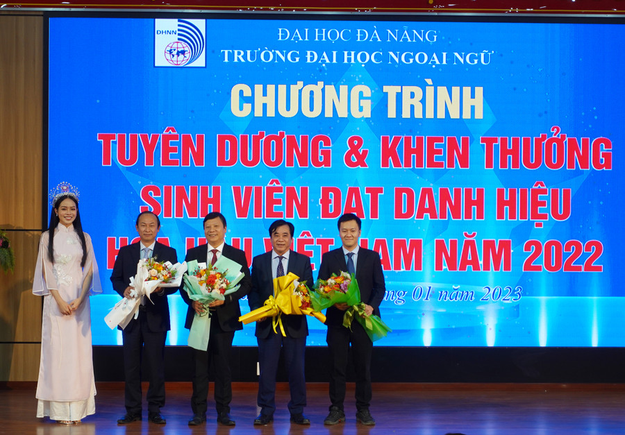 Hoa hậu Việt Nam 2022 Huỳnh Thị Thanh Thủy tặng hoa tri ân đại diện các thầy cô giáo. (Ảnh: Diệp Ánh). Hoa hậu Việt Nam 2022 Huỳnh Thị Thanh Thủy tặng hoa tri ân đại diện các thầy cô giáo. (Ảnh: Diệp Ánh).