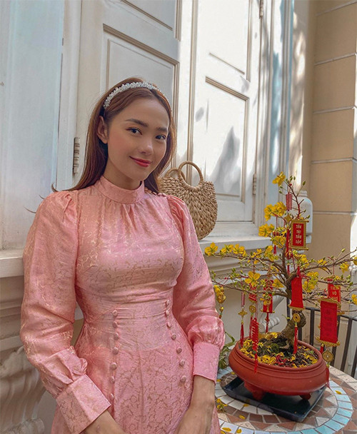 Minh Hằng dịu dàng, e ấp trong tà áo dài màu hồng nhạt.