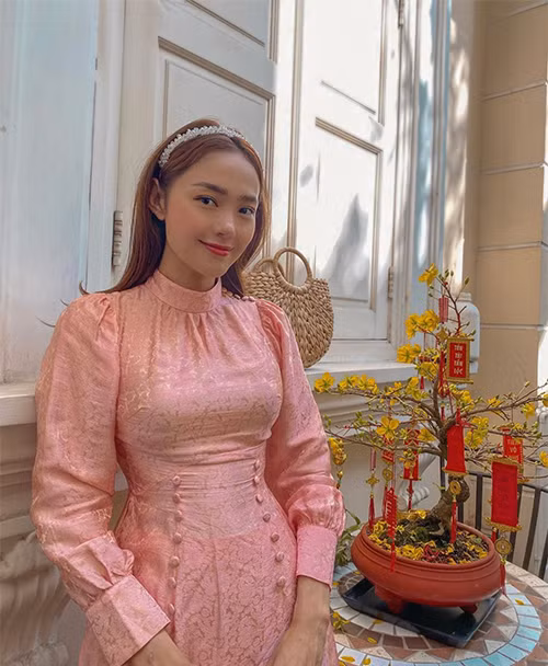 Minh Hằng dịu dàng, e ấp trong tà áo dài màu hồng nhạt.