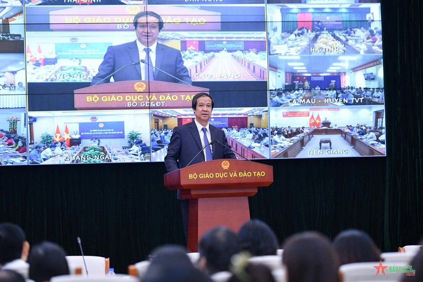 Bộ trưởng Bộ GDĐT Nguyễn Kim Sơn phát biểu tại buổi gặp gỡ với nhà giáo, cán bộ quản lý, nhân viên ngành Giáo dục năm 2023 theo hình thức trực tiếp kết hợp với trực tuyến qua 63 điểm cầu của các sở GD&ĐT. Bộ trưởng Bộ GDĐT Nguyễn Kim Sơn phát biểu tại buổi gặp gỡ với nhà giáo, cán bộ quản lý, nhân viên ngành Giáo dục năm 2023 theo hình thức trực tiếp kết hợp với trực tuyến qua 63 điểm cầu của các sở GD&ĐT.